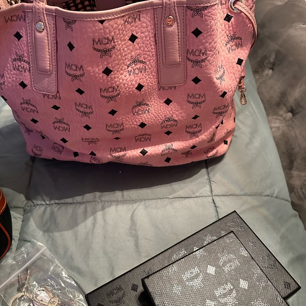 MCM medium Liz Shopper in Pink. - Picture 4 of 11